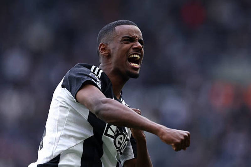 Loạt mâu thuẫn giữa Isak và Newcastle